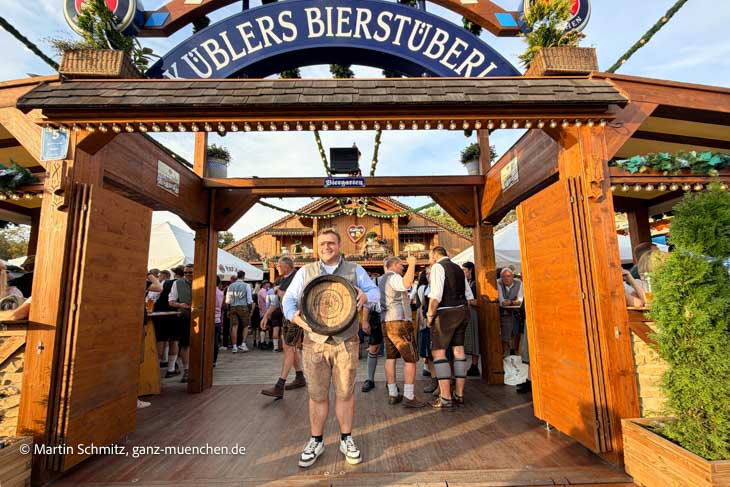 Magdalena und Stefan K&uuml;bler erwarten ihre Besucher in K&uuml;bler's Bierst&uuml;berl auf dem Oktoberfest 2026 in der Stra&szlig;e 1 (&copy;Foto:Martin Schmitz)